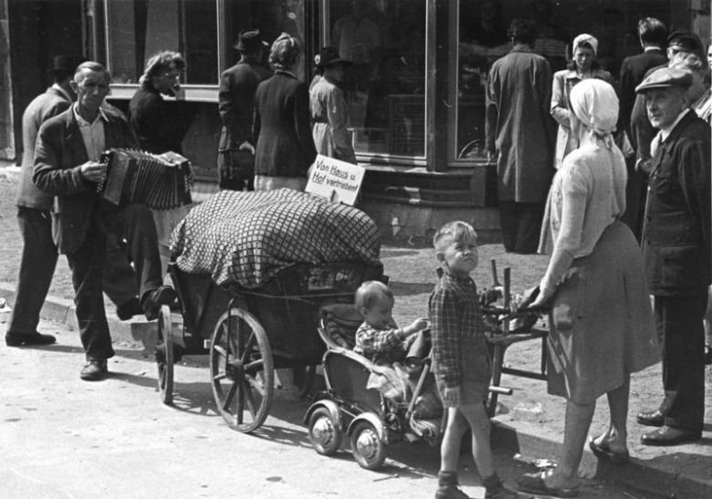 Германия, 1948 год: нищая семья депортированных из Чехословакии судетских немцев с табличкой «Изгнаны из дома и со двора» просит подаяния на улице