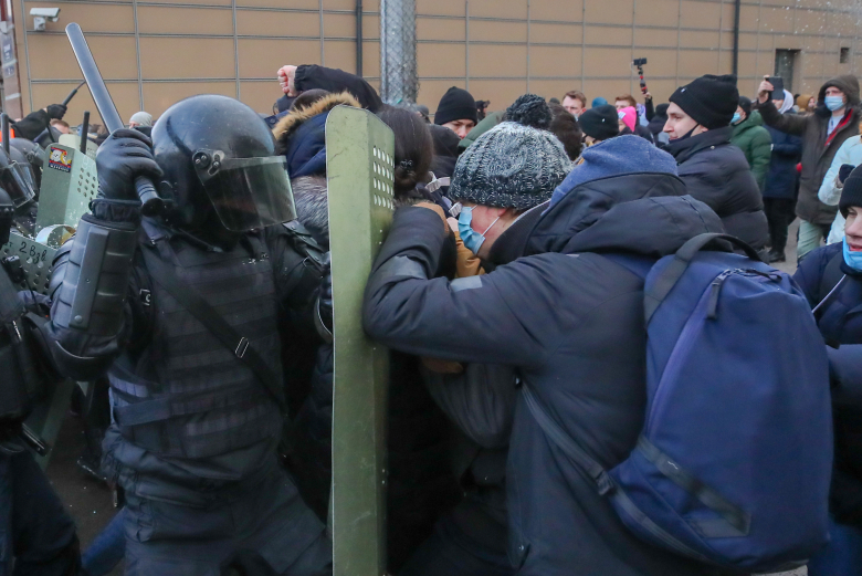 Сотрудники полиции и участники несогласованной акции в поддержку Алексея Навального. Фото: Петр Ковалев/ТАСС