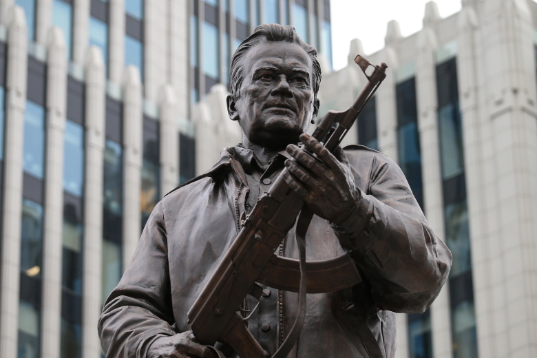 Памятник Михаилу Калашникову. Фото: Валерий Шарифулин / ТАСС