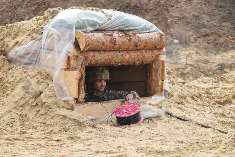 Солдат саперного взвода инженерно-саперного батальона Вооруженных сил Украины готовит модульную кумулятивную систему разминирования к использованию для уничтожения неразорвавшихся российских боеприпасов на одном из полигонов на Харьковском направлении, Харьковская область, 14 апреля 2025 года