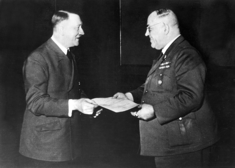 Адольф Гитлер награждает Теодора Морелля крестом «За военные заслуги», 1944.