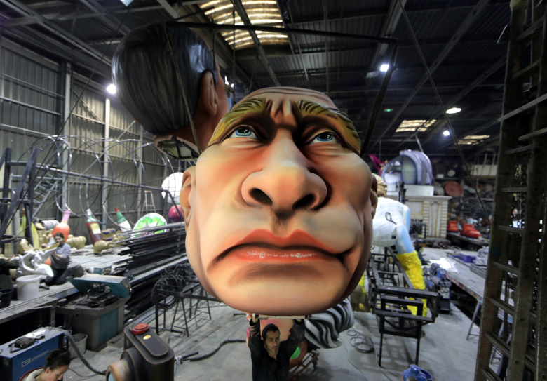 Кукла, изображающая Владимира Путина, на фабрике в Ницце. Резиновые куклы известных людей изготавливают перед парадом. Фото: Eric Gaillard / Reuters