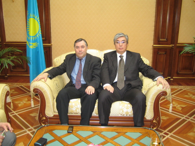 Ерлан Журабаев вместе с Касым-Жомартом Токаевым в посольстве РК в Москве