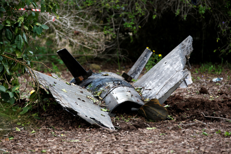 Фрагмент сбитого израильского военного самолета F-16. Фото: Ronen Zvulun / Reuters