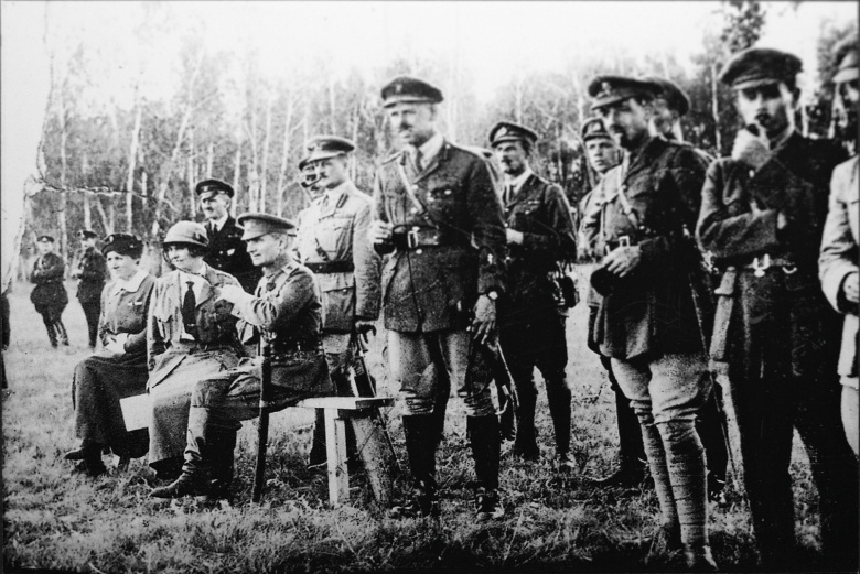 Адмирал Александр Колчак (сидит слева) вместе с западными военными советниками наблюдает за учениями Сибирской армии, 1919 год