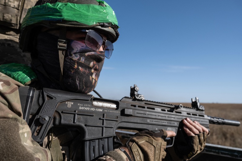 Украинский военнослужащий с полуавтоматическим ружьем Safari HG-105M занимает позицию в районе прифронтового города Константиновка Донецкой области