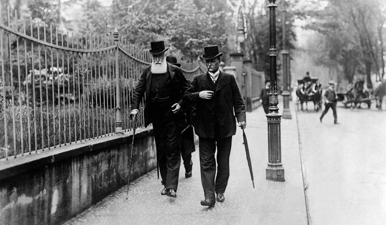 Леопольд II (слева) на прогулке.