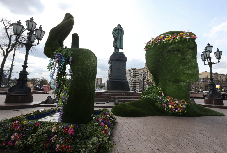 Площадка "Юность весны" на Пушкинской площади, украшенной в рамках фестиваля "Московская весна".