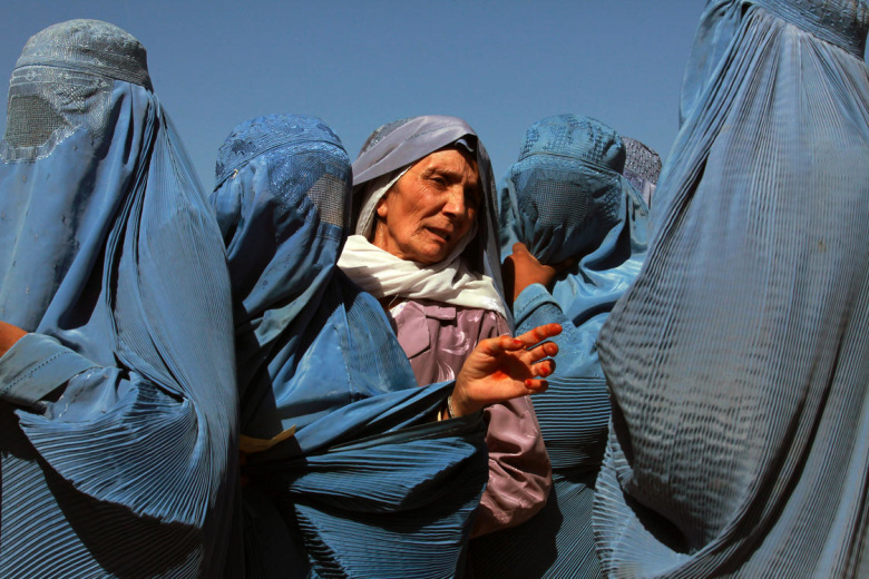 Очередь за гуманитарной помощью ООН в Герате, Афганистан