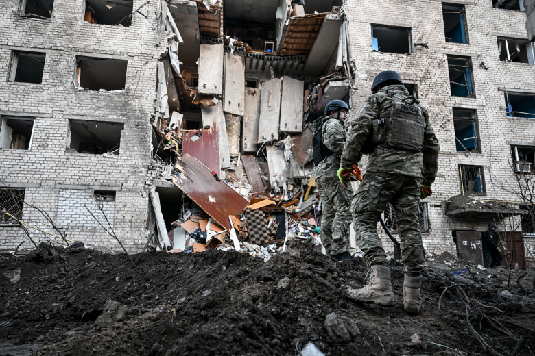 Сотрудники полиции возле общежития, разрушенного в результате ночной российской ракетно-бомбовой атаки в Запорожье. Украина, 30 октября 2025 года