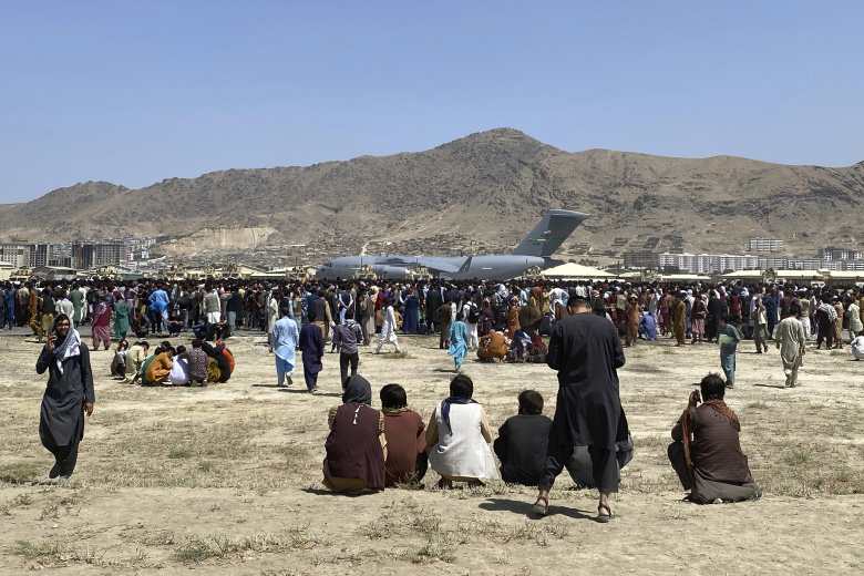 Люди собрались возле самолета ВВС США Boeing C-17 в международном аэропорту имени Хамида Карзая в Кабуле. Фото: Shekib Rahmani / AP / TASS