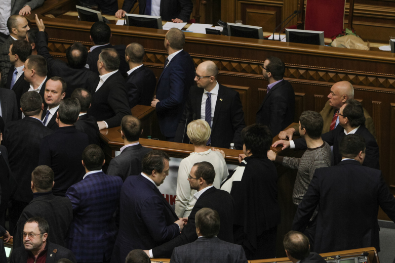 Потасовка во время заседания Верховной рады 11 декабря 2015 года, Арсений Яценюк в центре.