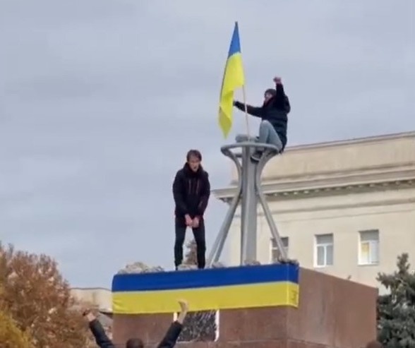 Украинские флаги в Херсоне, 11 ноября 2022 года