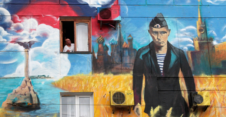 Граффити с изображением Кремля и президента России Владимира Путина, на стене жилого здания в Севастополе.