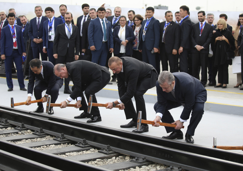 Официальное открытие железнодорожной магистрали Баку-Тбилиси-Карс в Баку. Фото: AP / TASS