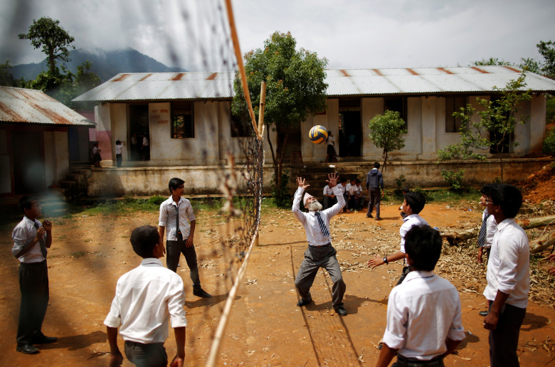 68-летний Дурга Ками играет с одноклассниками в волейбол после занятий в школе. Непал. Фото: Navesh Chitrakar / Reuters