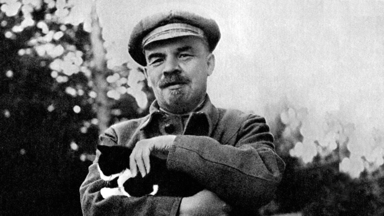 В.И. Ленин с котом на прогулке. Горки. 1922