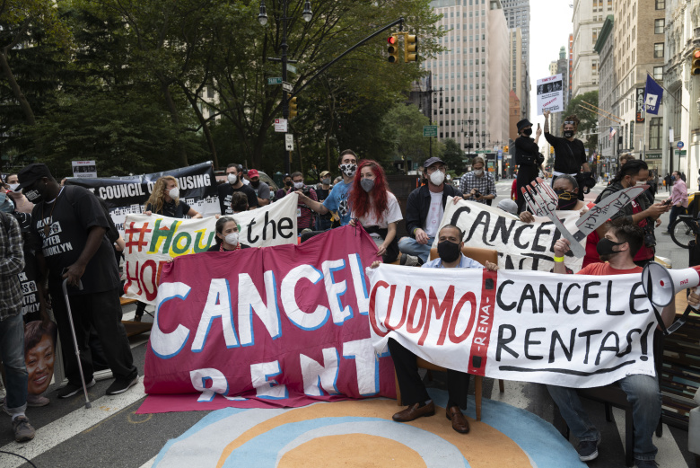 Митинг "Отмените арендную плату" в Нью-Йорке. Фото: Brian Branch Price / ZUMA / TASS