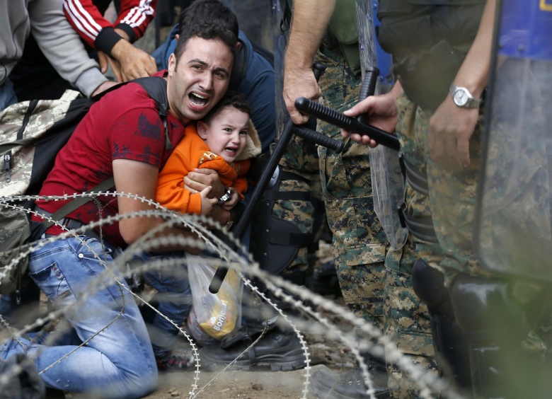 Столкновения македонской полиции с мигрантами на границе с Грецией.