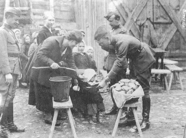 Сотрудники Американской администрации помощи кормят детей во время голода 1921—1922 годов