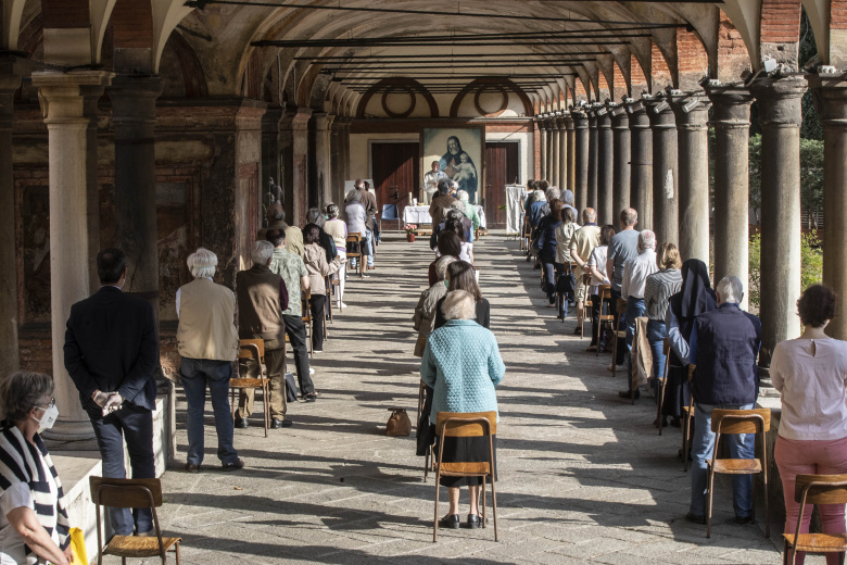 Церковь La Fontana в Милане открылась для прихожан после ослабления карантина. Фото: Luca Bruno / AP / TASS
