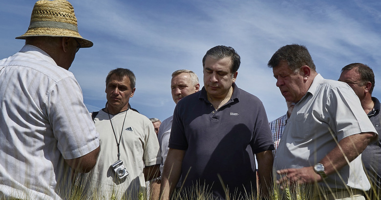 Губернатор Одесской области Михаил Саакашвили (в центре) во время осмотра экспериментальных полей Одесского государственного аграрного университета.