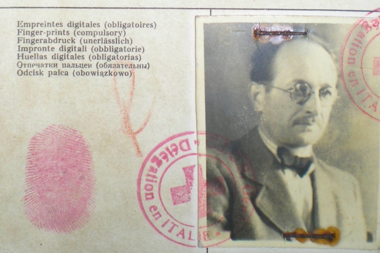 Поддельный паспорт Эйхмана, по которому он въехал в Аргентину под именем Рикардо Клемента