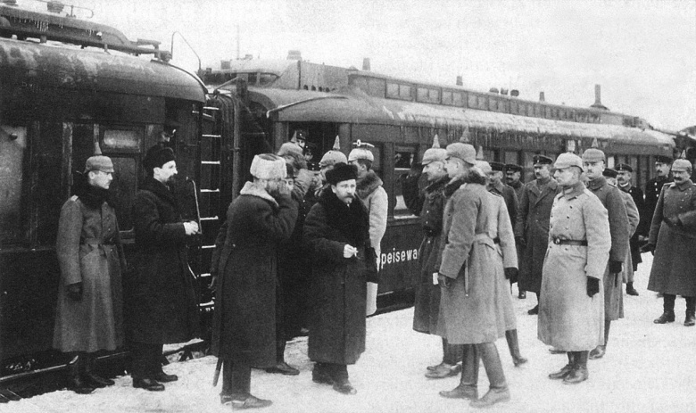 Немецкие офицеры встречают прибывшую в Брест на новый раунд переговоров советскую делегацию, январь 1918 года