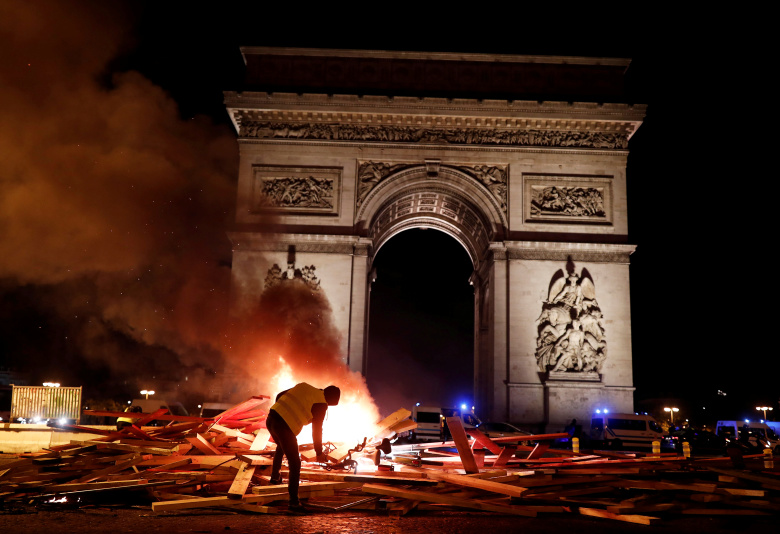 Протесты против роста налогов на топливо, Париж. Фото: Benoit Tessier / Reuters
