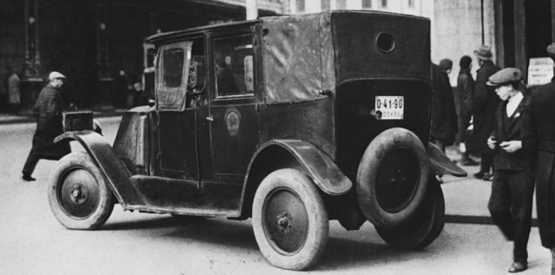 Таксомотор марки Renault. Москва, 1920-е гг.