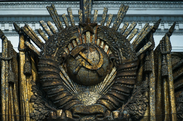 Герб СССР на фасаде Центрального павильона ВДНХ, Москва
