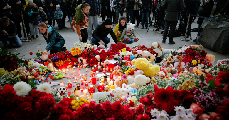 Акция памяти жертв авиакатастрофы Airbus A321 на Дворцовой площади.