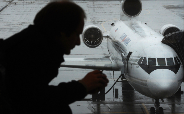 Пассажир в зале ожидания в международном аэропорту Внуково.