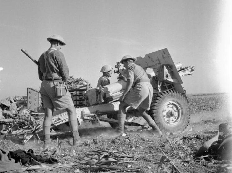 Британские артиллеристы ведут огонь по позициям французов. Сирия, июнь 1941 года.