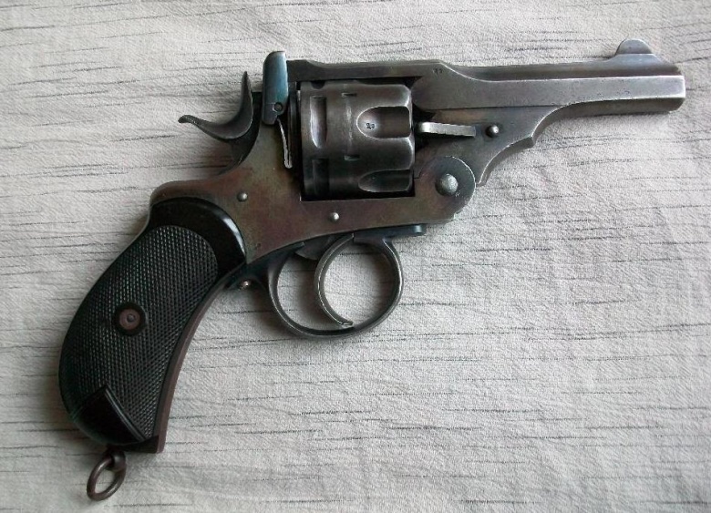 "Британский бульдог": револьвер Webley Mk i (1882). Такой револьвер, вероятно, лежал в кармане у Шерлока Холмса и уж наверняка — у инспектора Лестрейда: в конце XIX "бульдоги" были стандартным оружием Скотланд-Ярда