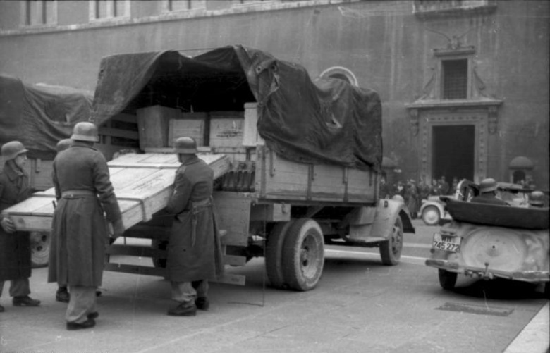 Немецкие солдаты разгружают машину с произведениями искусства, похищенными из итальянского монастыря Монтекассино по приказу Германа Геринга. Рим, ок. 1943