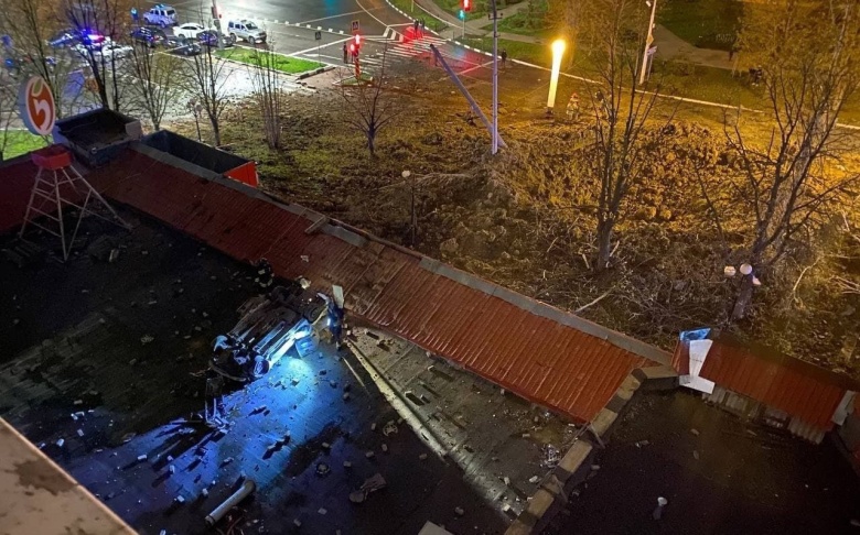 Отброшенный на здание магазина автомобиль в Белгороде после падения авиабомбы