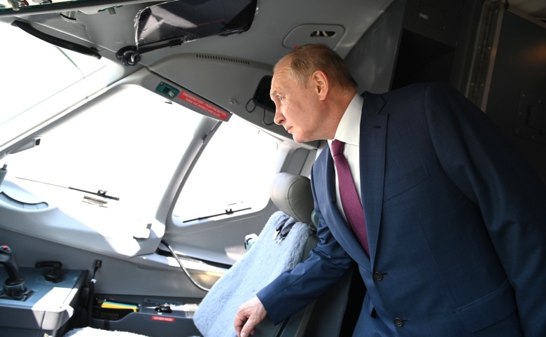 Владимир Путин в кабине пилота самолета во время проведения выставки МАКС-2021