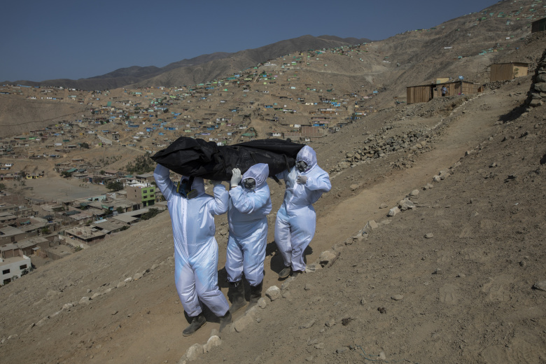 Похороны жертвы коронавируса, Лима, Перу. Фото: Rodrigo Abd / AP / TASS