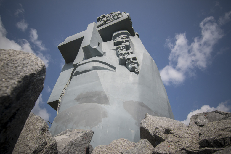 «Маска скорби» — монумент в память о жертвах сталинских репрессий близ Магадана