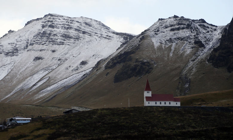 Деревенская церковь в деревне Vik у подножия вулкана Катла, Исландия. Фото: Frank Augstein / AP / TASS