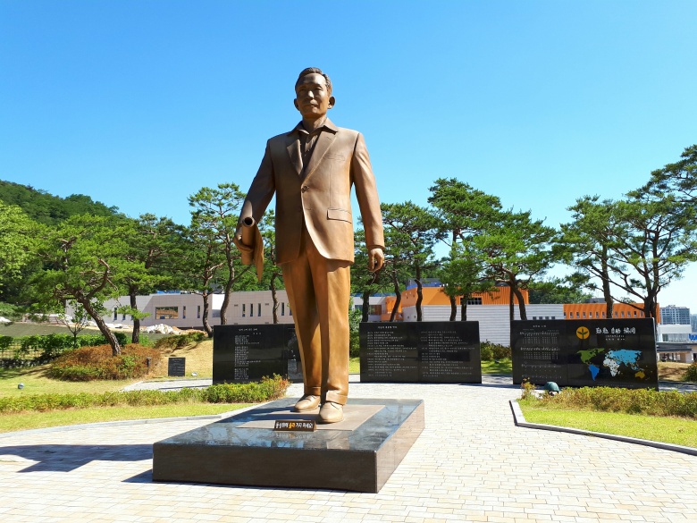 Один из памятников Пак Чон Хи в Южной Корее