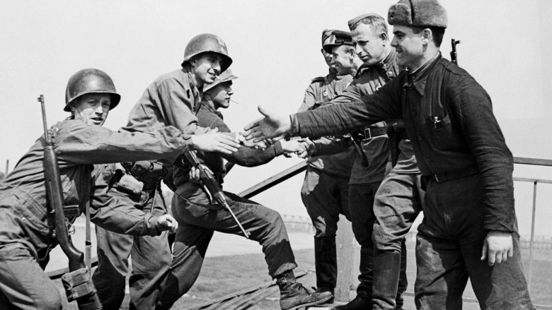 Встреча американских и советских войск на Эльбе, 1945 год. Фото: wikipedia.org