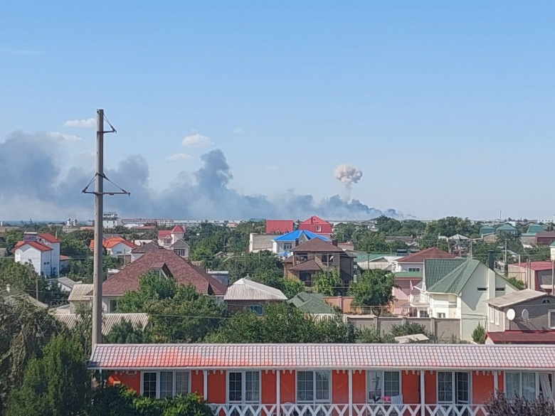 Дым от взрыва на авиабазе «Саки», Крым