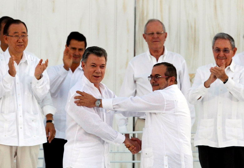 Президент Колумбии Хуан Мануэль Сантос и лидер леворадикальной повстанческой группировки Родриго Лондоньо.