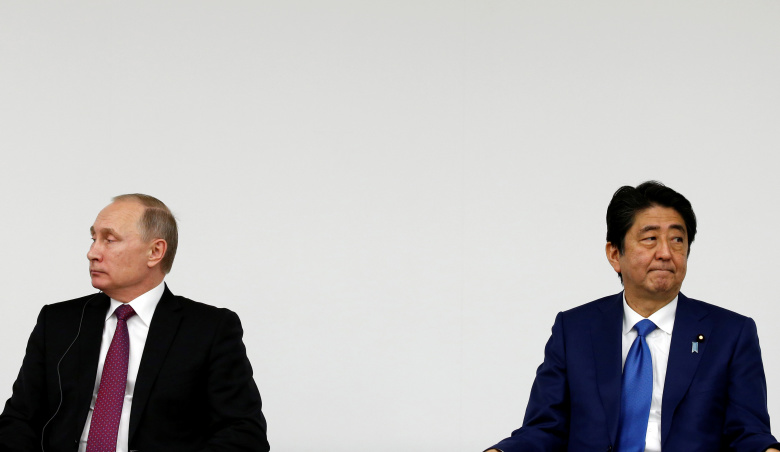 Владимир Путин и Синдзо Абэ в Токио. Фото: Kim Kyung Hoon / Reuters