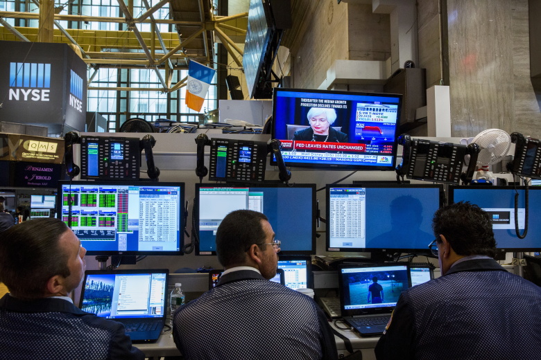 Трейдеры на нью-йоркской фондовой бирже во время выступления главы ФРС США Джанет Йеллен