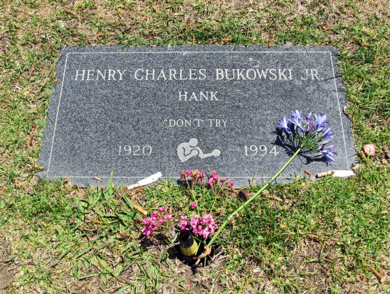 Могила Чарльза Буковски на кладбище Green Hills Memorial Park (Ранчо Палос Вердес, Калифорния)
