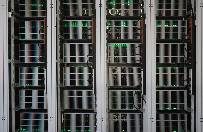 Компьютеры для майнинга биткоинов. Фото: Jemima Kelly / Reuters