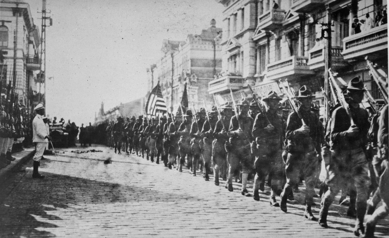 Солдаты американского экспедиционного корпуса «Сибирь» проходят маршем по улицам Владивостока. Август 1918 г.